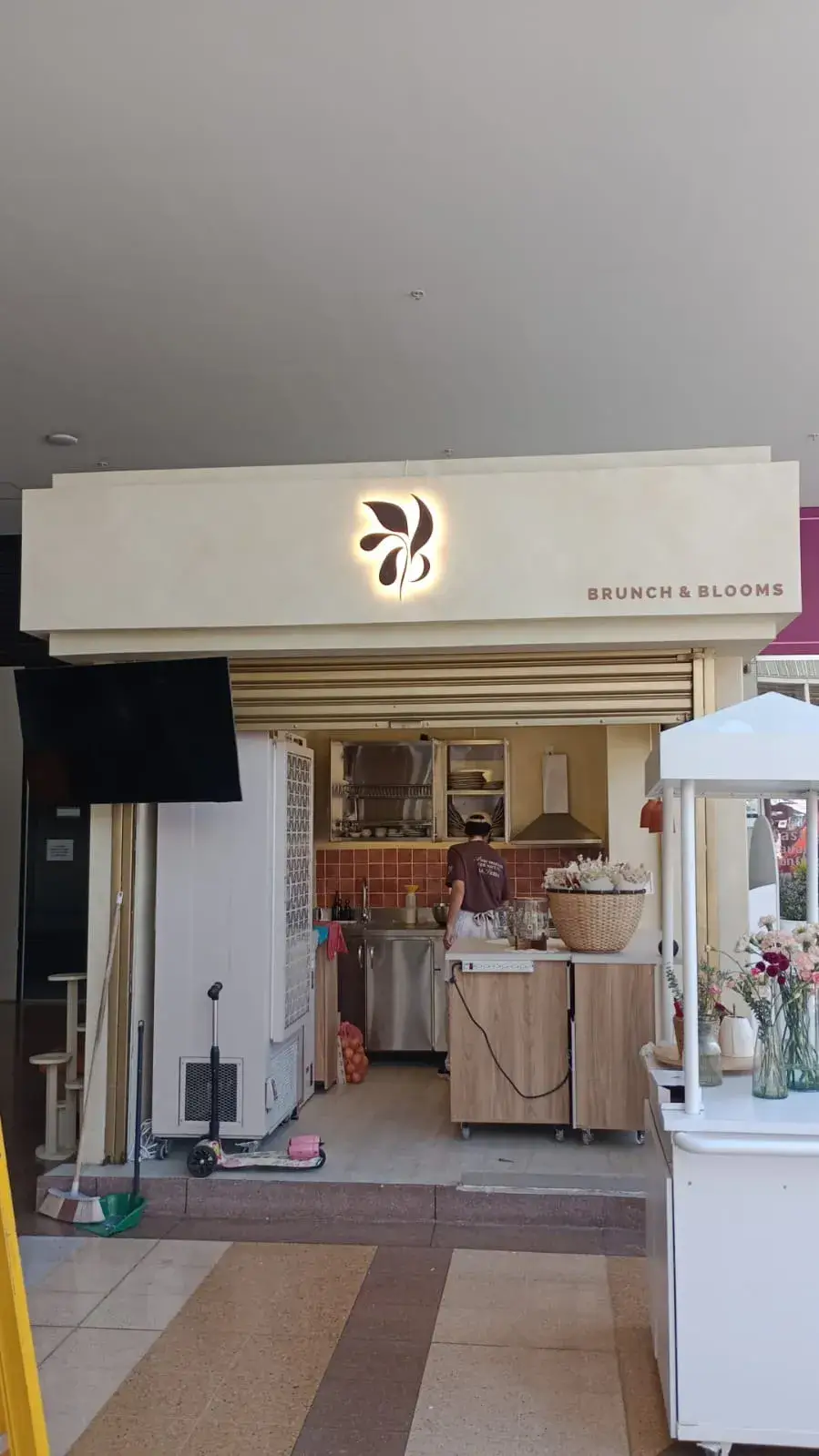 Flor de Barro — Metal oxidado + halo LED · Medellín