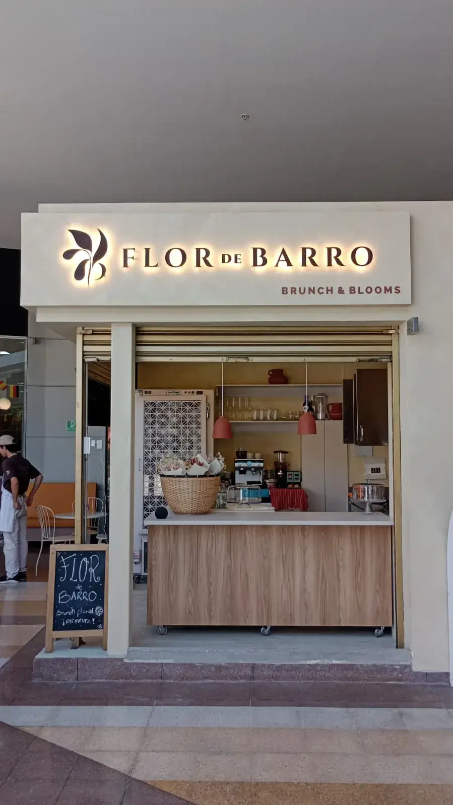 Flor de Barro — Metal oxidado + halo LED · Medellín
