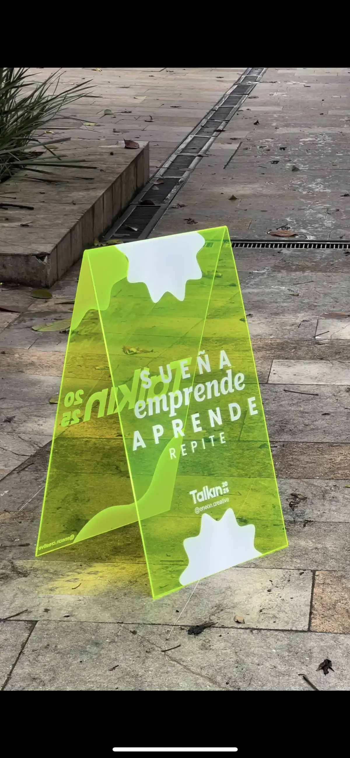 Rompetráfico — Acrílico + neón transparente