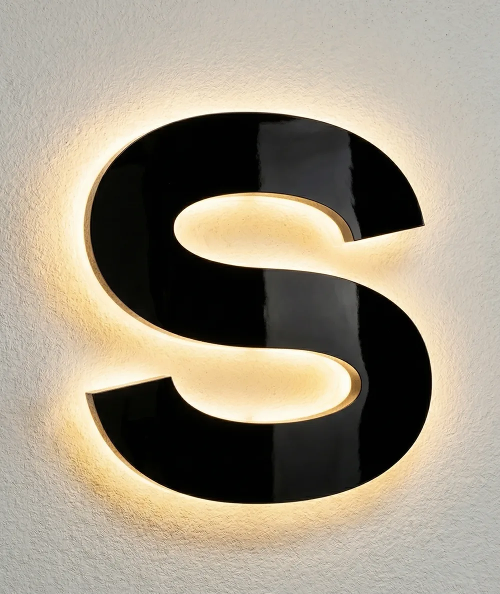 Solidlux — letra con iluminación halo posterior